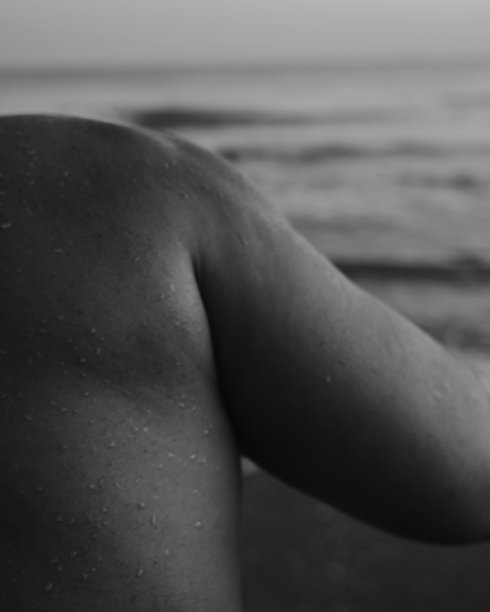 海滩上的男人照片图片下载