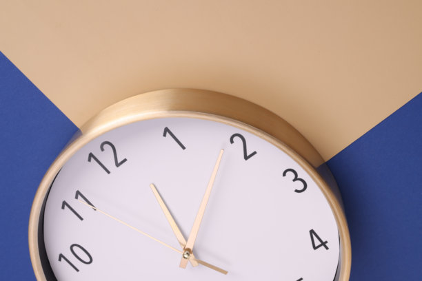 墙钟特写。时间和工作时间的概念对生活至关重要，闹钟停止了。彩色背景中的照片。图片下载