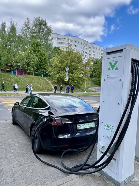 电动汽车充电站，特斯拉Model 3正在充电，白俄罗斯明斯克图片下载
