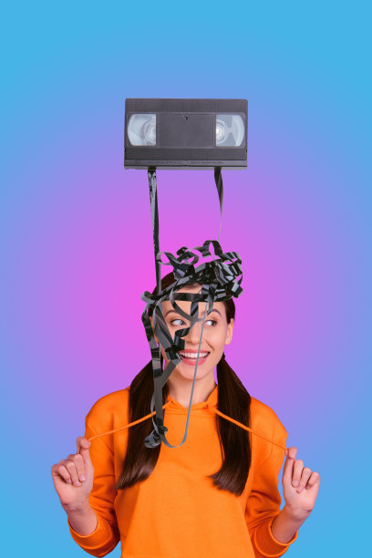 复古卡带播放列表的快乐女孩和男孩的竖版照片拼贴，庆祝假日，享受轻松的旋律和放松的氛围。图片下载