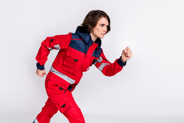 穿着制服的严肃而友好的棕发女士的个人资料照片，背景为灰色。图片下载