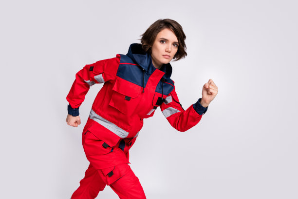 穿着制服的严肃而友好的棕发女士的个人资料照片，背景为灰色。图片下载