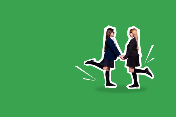 快乐的金发和棕发女同学在涂鸦背景下一起跳舞的合成照片拼贴图片下载