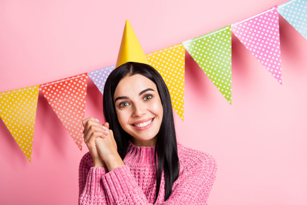 可爱的感恩女孩的照片肖像，背景为粉色渐变，配有三角形装饰。图片下载