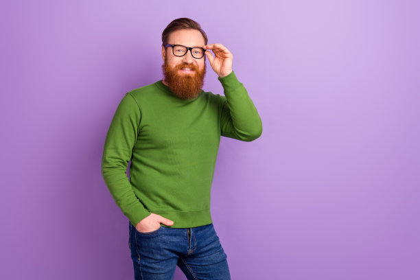 戴眼镜的英俊商务代表专家的照片，背景为紫色。图片下载