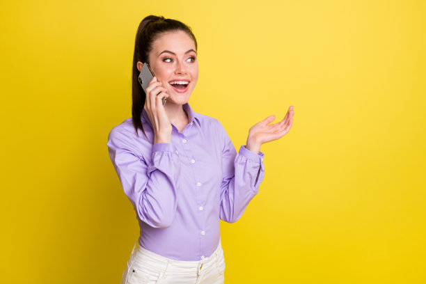 女孩在明亮的黄色背景下打电话的照片肖像图片下载