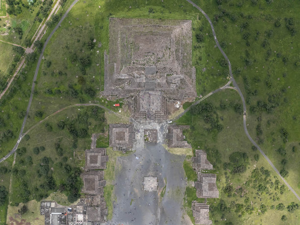 墨西哥特奥蒂瓦坎考古区的航拍照片，雨季夏天图片下载