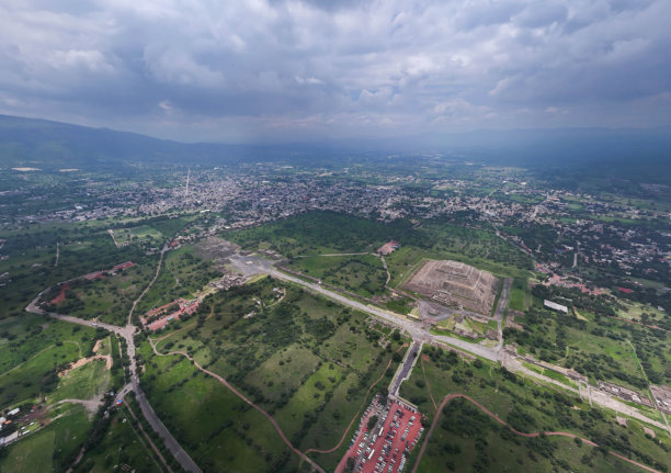 墨西哥特奥蒂瓦坎考古区的航拍照片，雨季夏天图片下载