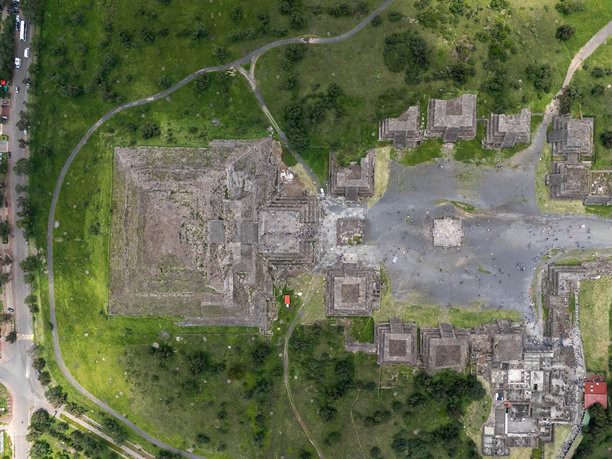 墨西哥特奥蒂瓦坎考古区的航拍照片，雨季夏天图片下载