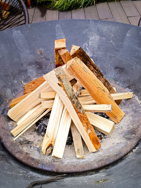 为烧烤或壁炉准备的木柴。特写。竖版照片。图片下载