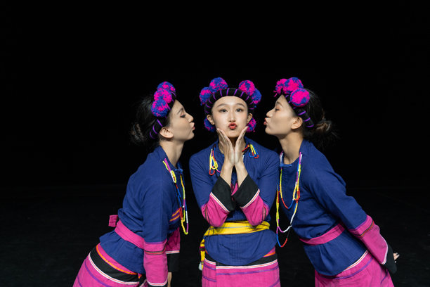 亚洲女性舞者的团体照片图片下载