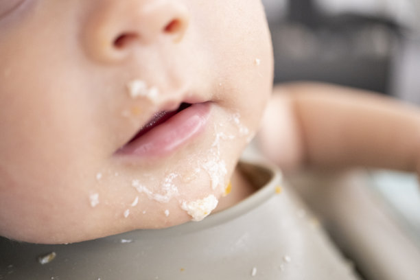 正在吃东西的婴儿照片图片下载