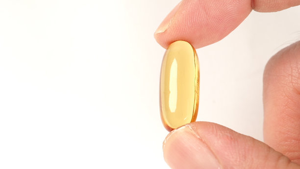 人指尖上的鱼油特写图片图片下载