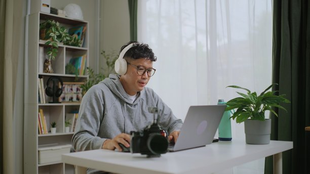 亚洲视频编辑使用人工智能编辑摄像机拍摄的素材。图片下载