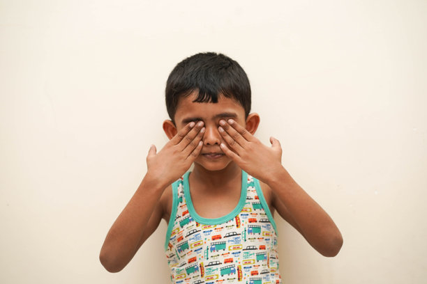 遮住眼睛，害怕的表情，吐舌头的小孩 - 一个五岁的可爱印度亚洲男孩，拥有迷人的眼睛和面部表情。图片下载