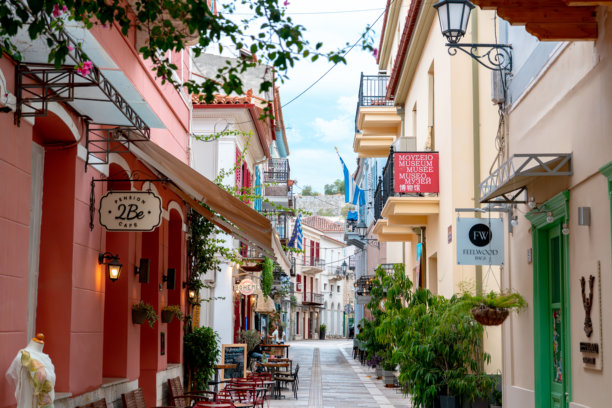 希腊伯罗奔尼撒地区阿尔戈利达的纳夫普利翁镇狭窄街道的传统建筑夏季照片图片下载