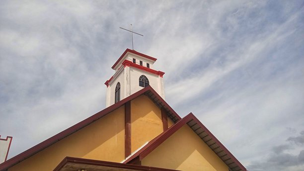 教堂的基督教背景照片，背景是明亮的蓝天图片下载