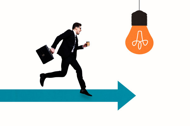 海报素描艺术作品，3D照片拼贴，年轻男子奔跑，手持饮料杯，思考创意灯泡，做出决定，灵感闪现，创造性挑战，箭头指向。图片下载
