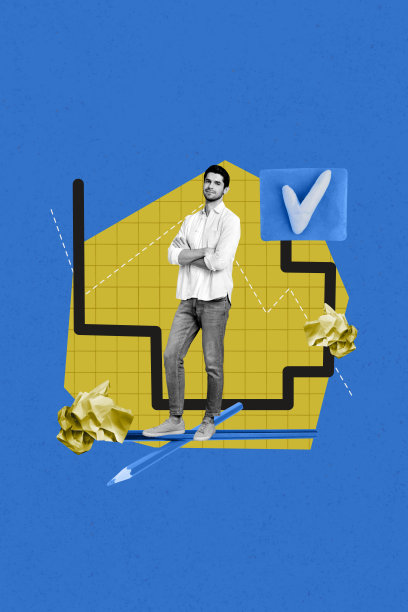 快乐男人站在决策前的艺术照片，垂直拼贴，带有勾选标记图标、批准符号、皱巴巴的纸张和铅笔确认。图片下载