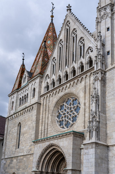 布达城堡的圣母升天教堂或马提亚斯教堂或布达加冕教堂是匈牙利布达佩斯布达城堡区圣三位一体广场上的一座天主教教堂。竖版图片图片下载