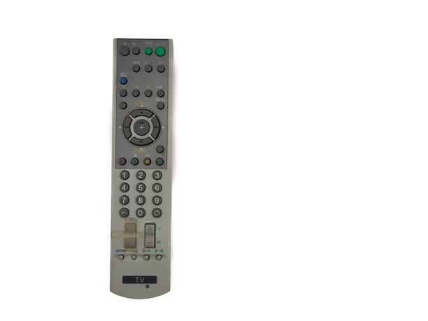 白人男性的手在白色背景上按压旧银色电视遥控器的按钮，男子用遥控器切换电视频道，适用于横幅和电视广告。留白，平铺，俯视图。图片下载