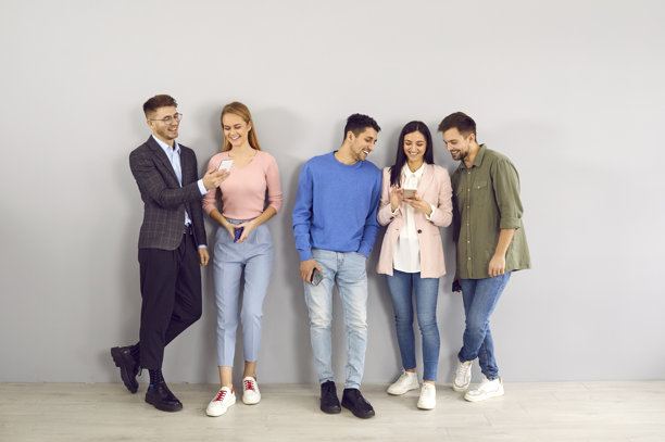 快乐的人们互相分享手机应用，并在互联网上观看照片和视频。图片下载