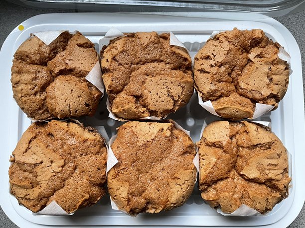 桌子上的棕色蛋糕特写照片图片下载