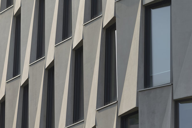 这是一张建筑物特写照片，建筑上有许多窗户。图片下载