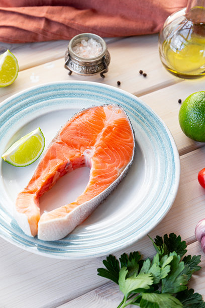 生鲑鱼排放在盘子里，红色鱼，鳟鱼，烹饪前的竖版照片图片下载