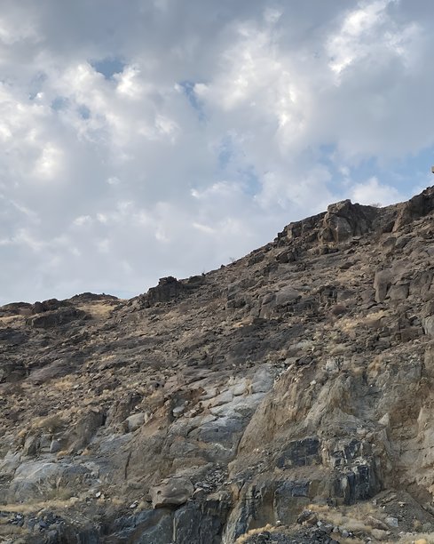 一张有云雾天空的山脉照片图片下载