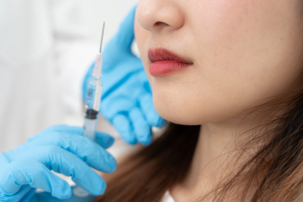 美容手术，皮肤美白注射，填充剂注射，皮肤重塑，美丽的亚洲女孩在美容诊所接受美容治疗，护肤，毛孔再生，皱纹，婴儿脸图片下载