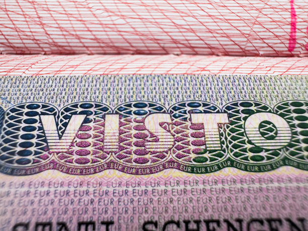 护照中的签证用于全球旅行，意大利的欧盟签证，旅游，机场，海关，新闻，封闭边界，国籍。特写照片图片下载