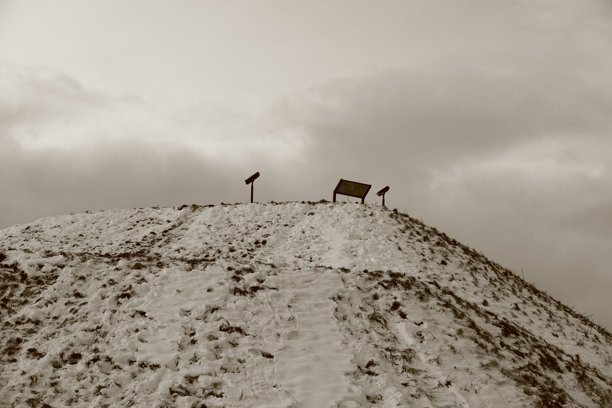 格但斯克下城的祖布尔堡垒顶部，配有游客望远镜和信息牌，褐色照片图片下载
