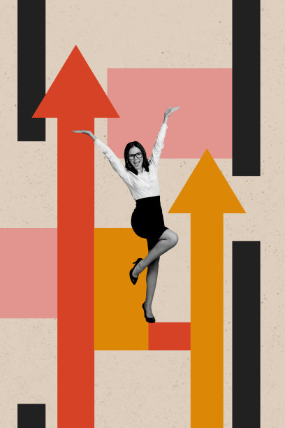 快乐的女商人在涂鸦背景前站立，展示成功发展目标的垂直照片拼贴。图片下载