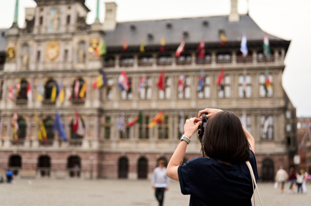 游客在德国亚琛市拍摄市政厅的照片图片下载