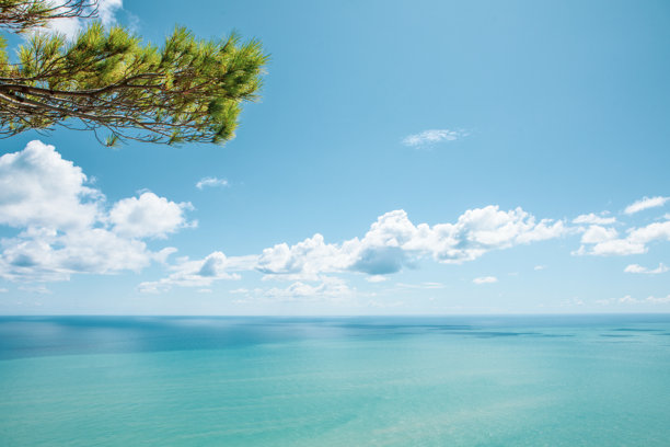 意大利安科纳地区的亚得里亚海沿岸美丽风景照片。图片下载