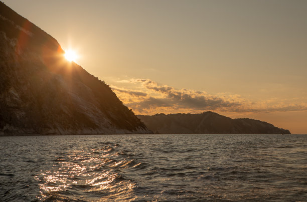 意大利安科纳地区的亚得里亚海沿岸美丽风景照片。图片下载