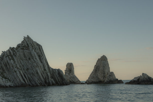 意大利安科纳地区的亚得里亚海沿岸美丽风景照片。图片下载