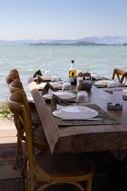 海边餐厅的桌椅特写照片图片下载