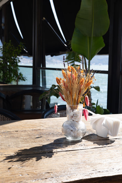 咖啡店木桌上的干花花瓶，库存照片图片下载