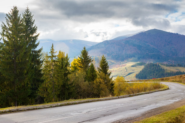 秋季山地风景中的公路图片下载
