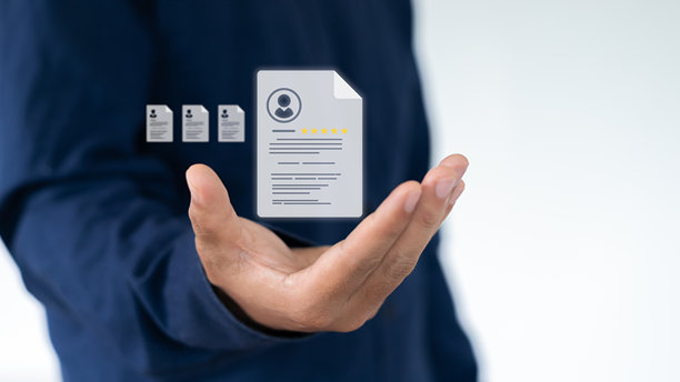 手握虚拟简历文件的特写，带有星级评分和个人资料图标，代表数字招聘、候选人筛选和人力资源中的智能招聘技术。图片下载