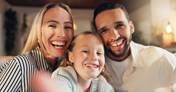 妈妈、爸爸和女孩在家中自拍，微笑、拥抱或因关爱、爱意或亲密而感到兴奋。人们、父母和孩子在家庭房屋的个人资料照片中拍摄，展现快乐的肖像。图片下载