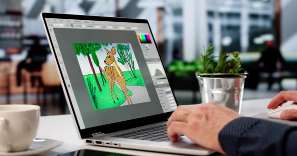 年轻的白人男性熟练地编辑照片和图形图片下载