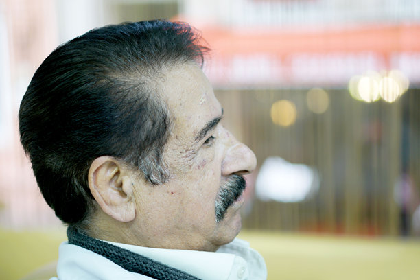 疲惫的老年男性的照片图片下载