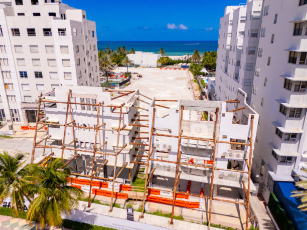 迈阿密海滩的玫瑰木拉利酒店。建筑工地的航拍照片图片下载