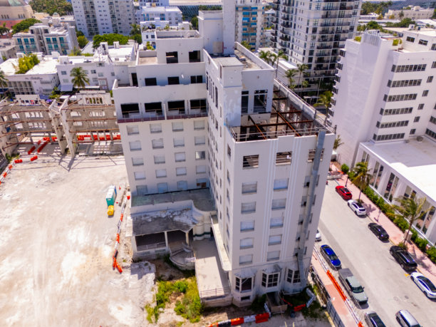 迈阿密海滩的玫瑰木拉利酒店。建筑工地的航拍照片图片下载