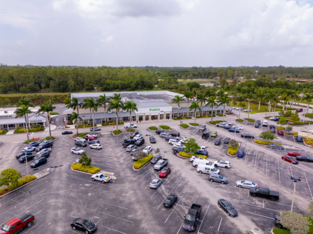 洛哈塔奇格罗夫斯公园的普布利克斯超市航拍照片图片下载