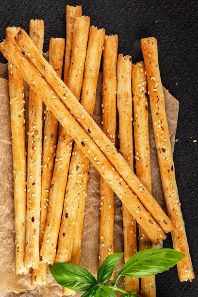 全麦谷物的格里西尼面包棒，新鲜美味的美食背景，桌上的乡村风格美食俯视图，留白空间。图片下载