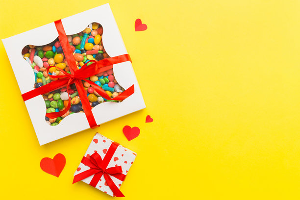情人节构图：甜美的糖果，带有蝴蝶结的礼品盒和红色毛毡心形，照片模板，背景。俯视图，留白空间。图片下载
